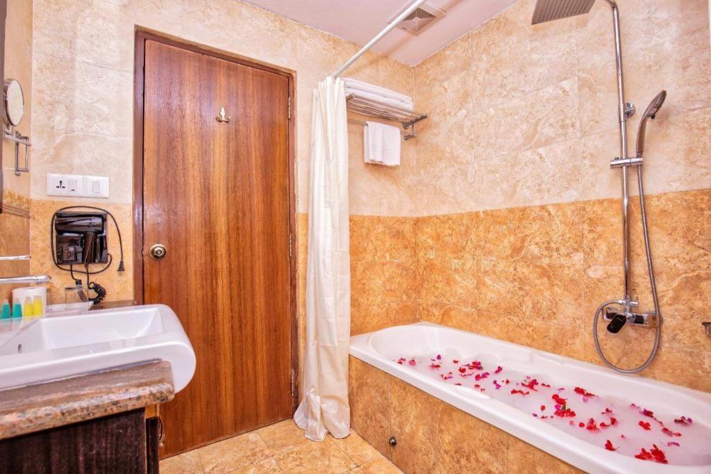 Da Yatra Courtyard Hotel & Resort Pokhara Zewnętrze zdjęcie