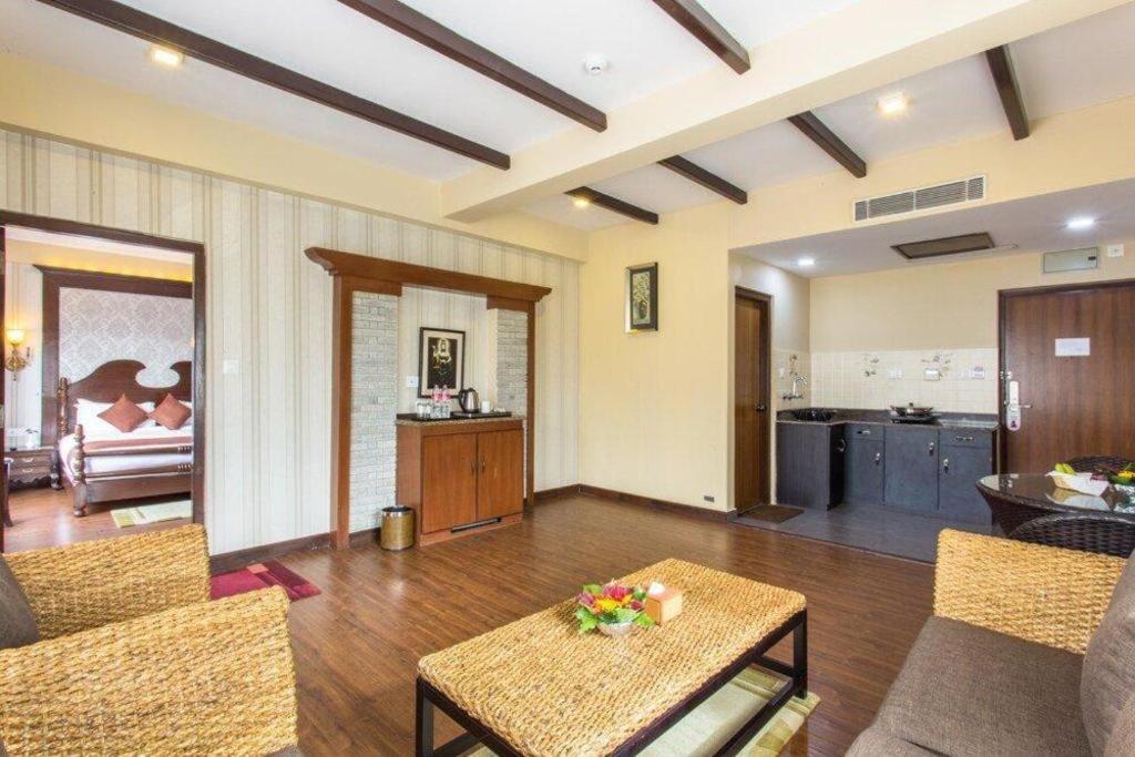 Da Yatra Courtyard Hotel & Resort Pokhara Zewnętrze zdjęcie